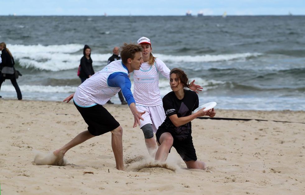 introverted ultimate - beach ultimate frisbee
